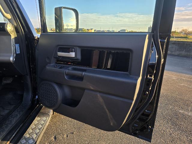 ＦＪクルーザー ベースグレード　４ＷＤ　ビルシュタインサスペンション　クルーズコントロール　クリアランスソナー　テレビ　ナビ　バックカメラ　ＢＬＵＥＴＯＯＴＨオーディオ　４本出しマフラー　ツートンカラー　ドライブレコーダー　ＥＴＣ（48枚目）