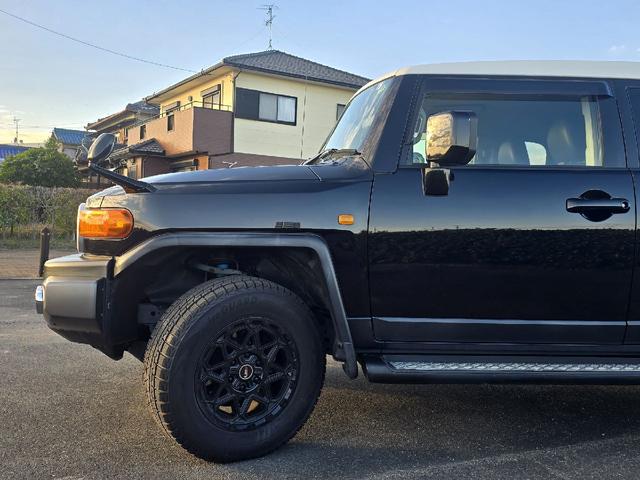 ＦＪクルーザー ベースグレード　４ＷＤ　ビルシュタインサスペンション　クルーズコントロール　クリアランスソナー　テレビ　ナビ　バックカメラ　ＢＬＵＥＴＯＯＴＨオーディオ　４本出しマフラー　ツートンカラー　ドライブレコーダー　ＥＴＣ（68枚目）