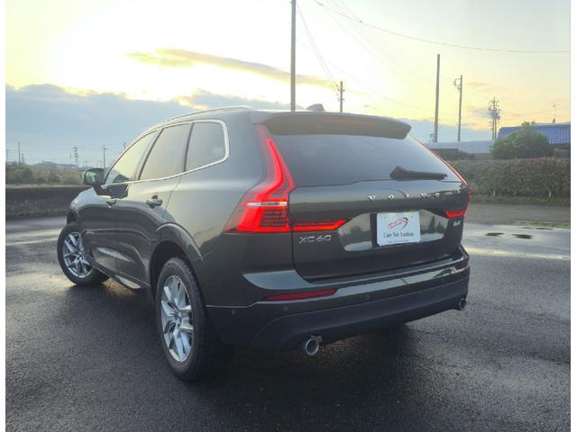 XC60 D4 AWD モーメンタム ディーゼルターボ 4WD ホワイトレザーシートインテリア アダプティブクルーズコントロール ブラインドスポットモニター 360°カメラ ハンズフリーパワートランク カープレイ シートヒーター ETC(8枚目)