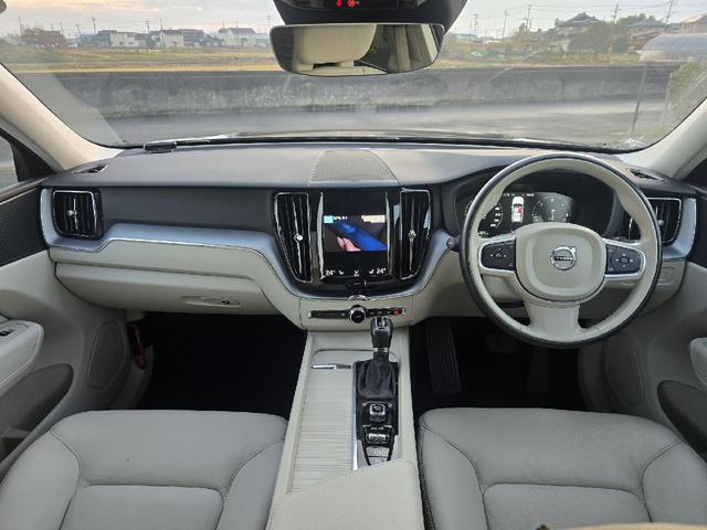 XC60 D4 AWD モーメンタム ディーゼルターボ 4WD ホワイトレザーシートインテリア アダプティブクルーズコントロール ブラインドスポットモニター 360°カメラ ハンズフリーパワートランク カープレイ シートヒーター ETC(12枚目)
