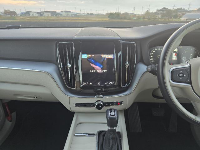 XC60 D4 AWD モーメンタム ディーゼルターボ 4WD ホワイトレザーシートインテリア アダプティブクルーズコントロール ブラインドスポットモニター 360°カメラ ハンズフリーパワートランク カープレイ シートヒーター ETC(13枚目)
