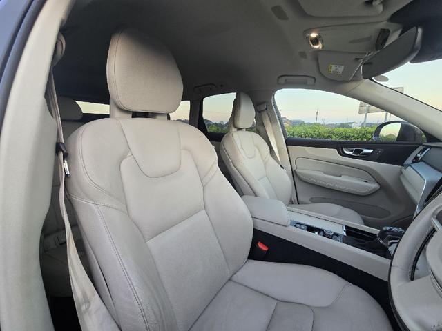 XC60 D4 AWD モーメンタム ディーゼルターボ 4WD ホワイトレザーシートインテリア アダプティブクルーズコントロール ブラインドスポットモニター 360°カメラ ハンズフリーパワートランク カープレイ シートヒーター ETC(16枚目)