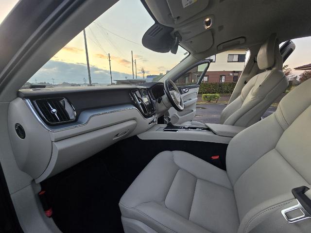 XC60 D4 AWD モーメンタム ディーゼルターボ 4WD ホワイトレザーシートインテリア アダプティブクルーズコントロール ブラインドスポットモニター 360°カメラ ハンズフリーパワートランク カープレイ シートヒーター ETC(18枚目)