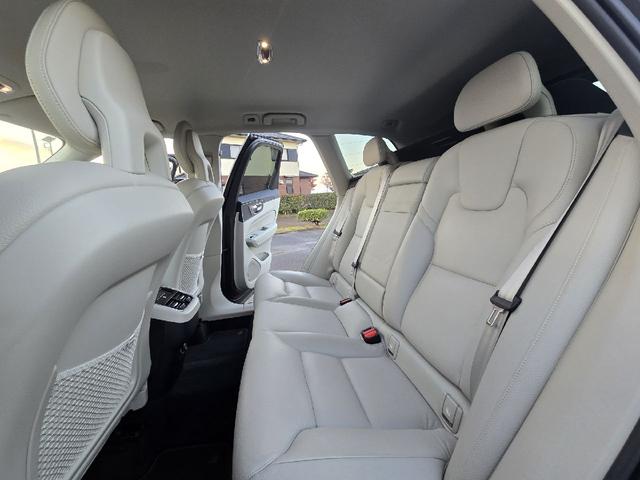 XC60 D4 AWD モーメンタム ディーゼルターボ 4WD ホワイトレザーシートインテリア アダプティブクルーズコントロール ブラインドスポットモニター 360°カメラ ハンズフリーパワートランク カープレイ シートヒーター ETC(19枚目)