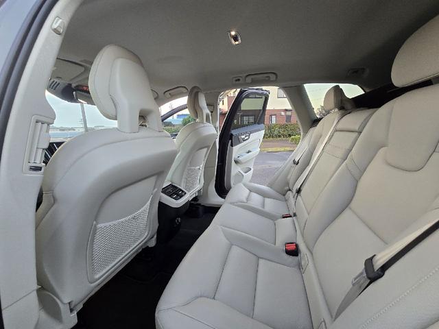 XC60 D4 AWD モーメンタム ディーゼルターボ 4WD ホワイトレザーシートインテリア アダプティブクルーズコントロール ブラインドスポットモニター 360°カメラ ハンズフリーパワートランク カープレイ シートヒーター ETC(20枚目)