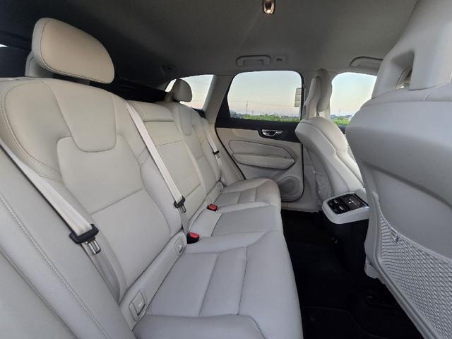 XC60 D4 AWD モーメンタム ディーゼルターボ 4WD ホワイトレザーシートインテリア アダプティブクルーズコントロール ブラインドスポットモニター 360°カメラ ハンズフリーパワートランク カープレイ シートヒーター ETC(21枚目)