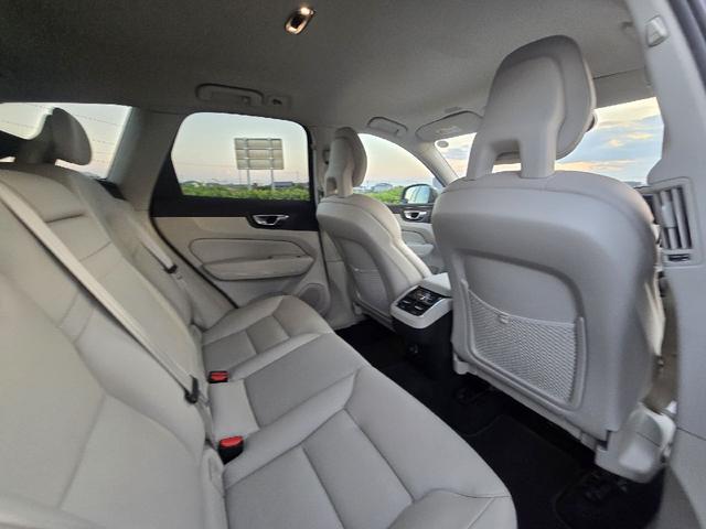 XC60 D4 AWD モーメンタム ディーゼルターボ 4WD ホワイトレザーシートインテリア アダプティブクルーズコントロール ブラインドスポットモニター 360°カメラ ハンズフリーパワートランク カープレイ シートヒーター ETC(22枚目)