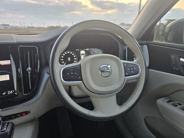 XC60 D4 AWD モーメンタム ディーゼルターボ 4WD ホワイトレザーシートインテリア アダプティブクルーズコントロール ブラインドスポットモニター 360°カメラ ハンズフリーパワートランク カープレイ シートヒーター ETC(23枚目)