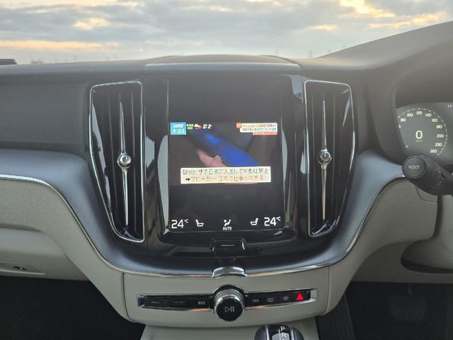 XC60 D4 AWD モーメンタム ディーゼルターボ 4WD ホワイトレザーシートインテリア アダプティブクルーズコントロール ブラインドスポットモニター 360°カメラ ハンズフリーパワートランク カープレイ シートヒーター ETC(24枚目)