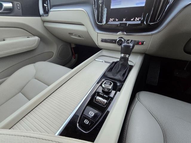 XC60 D4 AWD モーメンタム ディーゼルターボ 4WD ホワイトレザーシートインテリア アダプティブクルーズコントロール ブラインドスポットモニター 360°カメラ ハンズフリーパワートランク カープレイ シートヒーター ETC(27枚目)