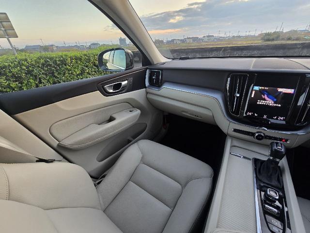 XC60 D4 AWD モーメンタム ディーゼルターボ 4WD ホワイトレザーシートインテリア アダプティブクルーズコントロール ブラインドスポットモニター 360°カメラ ハンズフリーパワートランク カープレイ シートヒーター ETC(35枚目)