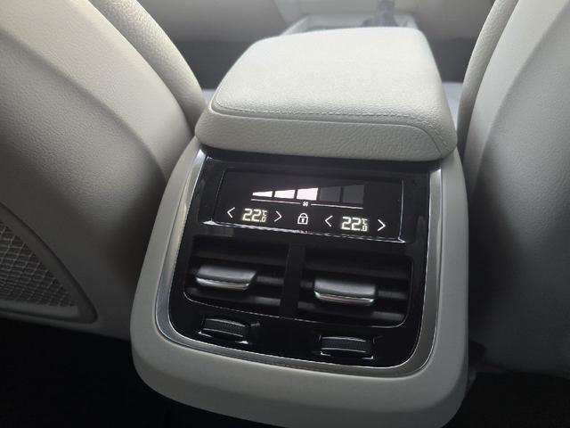 XC60 D4 AWD モーメンタム ディーゼルターボ 4WD ホワイトレザーシートインテリア アダプティブクルーズコントロール ブラインドスポットモニター 360°カメラ ハンズフリーパワートランク カープレイ シートヒーター ETC(37枚目)