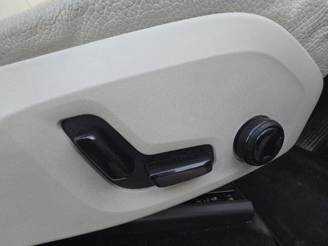 XC60 D4 AWD モーメンタム ディーゼルターボ 4WD ホワイトレザーシートインテリア アダプティブクルーズコントロール ブラインドスポットモニター 360°カメラ ハンズフリーパワートランク カープレイ シートヒーター ETC(41枚目)