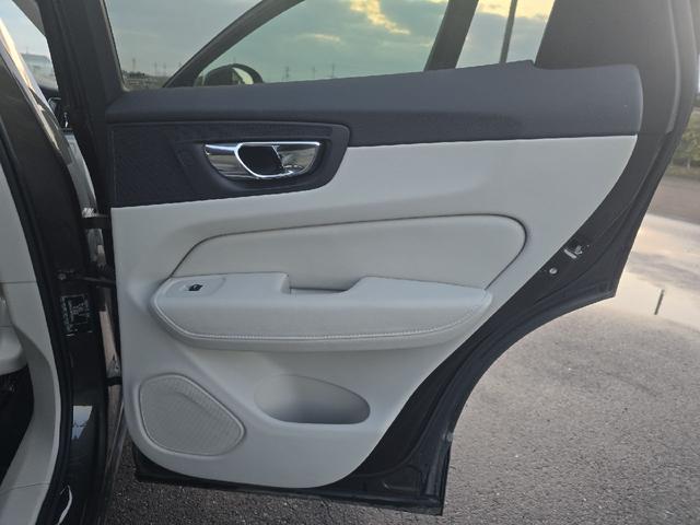 XC60 D4 AWD モーメンタム ディーゼルターボ 4WD ホワイトレザーシートインテリア アダプティブクルーズコントロール ブラインドスポットモニター 360°カメラ ハンズフリーパワートランク カープレイ シートヒーター ETC(52枚目)