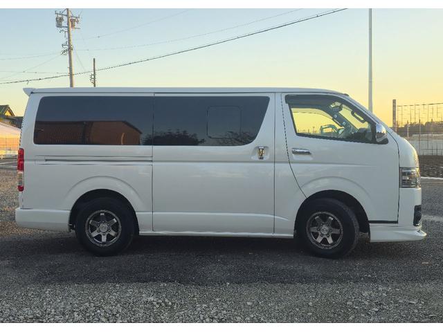 ハイエースバン ロングスーパーＧＬマルチロールトランスポータタイプＩ　ダークプライム　ディーゼルターボ　モデリスタエアロ　ＬＥＤオプションヘッドライト　リアスポイラー　パールホワイト　ハーフレザーシート　両側スライドドア　テレビ　バックカメラ　プッシュスタート　ＥＴＣ（7枚目）