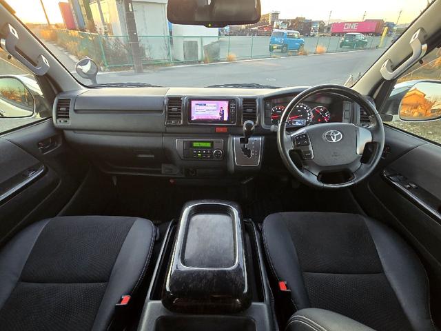 ハイエースバン ロングスーパーＧＬマルチロールトランスポータタイプＩ　ダークプライム　ディーゼルターボ　モデリスタエアロ　ＬＥＤオプションヘッドライト　リアスポイラー　パールホワイト　ハーフレザーシート　両側スライドドア　テレビ　バックカメラ　プッシュスタート　ＥＴＣ（11枚目）