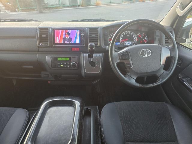 ハイエースバン ロングスーパーＧＬマルチロールトランスポータタイプＩ　ダークプライム　ディーゼルターボ　モデリスタエアロ　ＬＥＤオプションヘッドライト　リアスポイラー　パールホワイト　ハーフレザーシート　両側スライドドア　テレビ　バックカメラ　プッシュスタート　ＥＴＣ（12枚目）