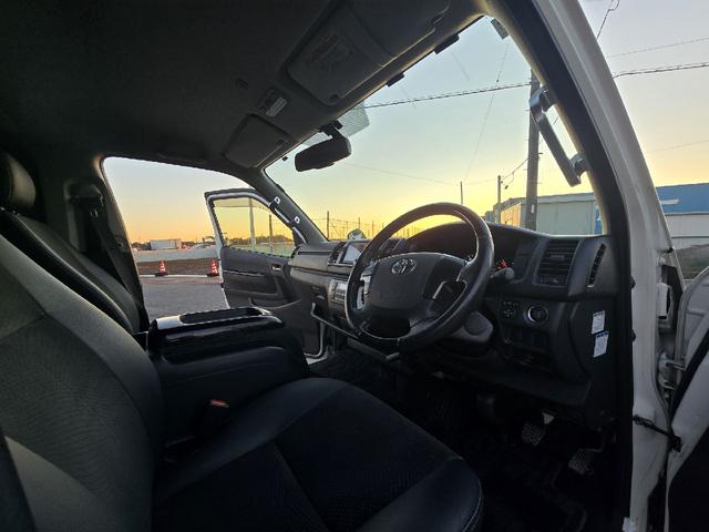 ハイエースバン ロングスーパーＧＬマルチロールトランスポータタイプＩ　ダークプライム　ディーゼルターボ　モデリスタエアロ　ＬＥＤオプションヘッドライト　リアスポイラー　パールホワイト　ハーフレザーシート　両側スライドドア　テレビ　バックカメラ　プッシュスタート　ＥＴＣ（15枚目）