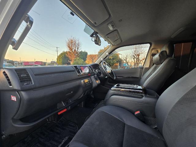 ハイエースバン ロングスーパーＧＬマルチロールトランスポータタイプＩ　ダークプライム　ディーゼルターボ　モデリスタエアロ　ＬＥＤオプションヘッドライト　リアスポイラー　パールホワイト　ハーフレザーシート　両側スライドドア　テレビ　バックカメラ　プッシュスタート　ＥＴＣ（18枚目）