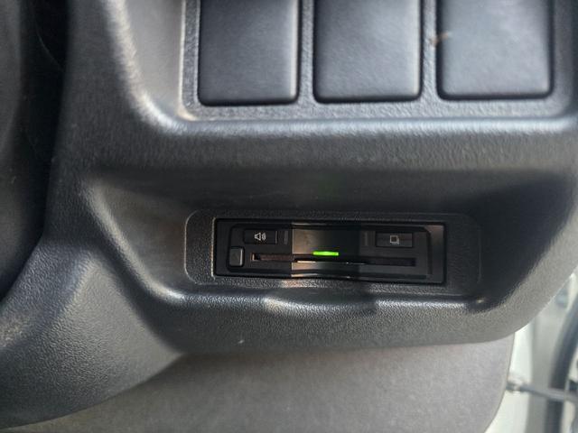 ハイエースバン ロングスーパーＧＬマルチロールトランスポータタイプＩ　ダークプライム　ディーゼルターボ　モデリスタエアロ　ＬＥＤオプションヘッドライト　リアスポイラー　パールホワイト　ハーフレザーシート　両側スライドドア　テレビ　バックカメラ　プッシュスタート　ＥＴＣ（28枚目）