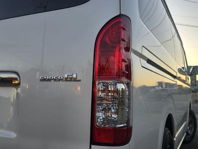 ハイエースバン ロングスーパーＧＬマルチロールトランスポータタイプＩ　ダークプライム　ディーゼルターボ　モデリスタエアロ　ＬＥＤオプションヘッドライト　リアスポイラー　パールホワイト　ハーフレザーシート　両側スライドドア　テレビ　バックカメラ　プッシュスタート　ＥＴＣ（43枚目）