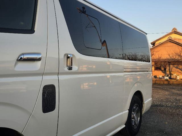 ハイエースバン ロングスーパーＧＬマルチロールトランスポータタイプＩ　ダークプライム　ディーゼルターボ　モデリスタエアロ　ＬＥＤオプションヘッドライト　リアスポイラー　パールホワイト　ハーフレザーシート　両側スライドドア　テレビ　バックカメラ　プッシュスタート　ＥＴＣ（52枚目）