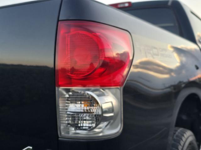 タンドラ クルーマックス　ＳＲ５　ＴＲＤオフロードＰＫＧ　４ＷＤ　サンルーフ　５．７Ｌ　Ｖ８　ＪＢＬサウンドシステム　国内ワンオーナー　クルーズコントロール　本国取説　マルチコントロールステアリング　純正アルミホイール　ＥＴＣ（48枚目）