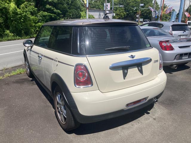 ＭＩＮＩ クーパー　純正アルミホイール　ＣＤプレーヤー　オートマ車　運転席エアバッグ　助手席エアバッグ　ＡＢＳ　セキュリティシステム　キーレスエントリー（7枚目）