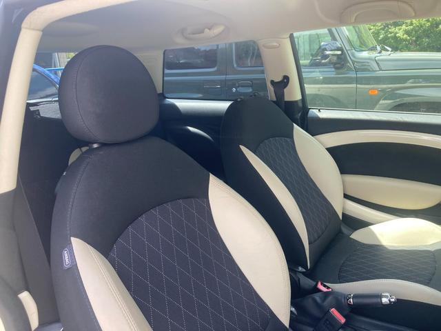 ＭＩＮＩ クーパー　純正アルミホイール　ＣＤプレーヤー　オートマ車　運転席エアバッグ　助手席エアバッグ　ＡＢＳ　セキュリティシステム　キーレスエントリー（23枚目）