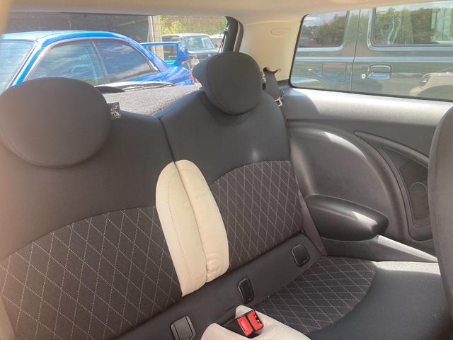 ＭＩＮＩ クーパー　純正アルミホイール　ＣＤプレーヤー　オートマ車　運転席エアバッグ　助手席エアバッグ　ＡＢＳ　セキュリティシステム　キーレスエントリー（25枚目）