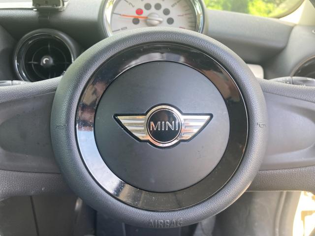ＭＩＮＩ クーパー　純正アルミホイール　ＣＤプレーヤー　オートマ車　運転席エアバッグ　助手席エアバッグ　ＡＢＳ　セキュリティシステム　キーレスエントリー（30枚目）