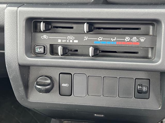 エクストラ 4WD エアコン パワーステアリング パワーウィンドウ マット ドアバイザー ゲートプロテクター 荷台ゴムマット メッキグリル フォグランプ キーレス 集中ドアロック(24枚目)