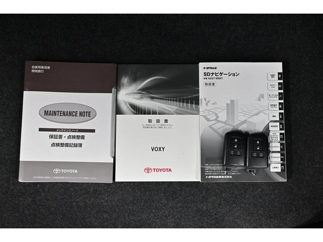 ヴォクシー ＺＳ　煌ＩＩ　スマートキー・プッシュスタート　バックガイドモニター　セキュリティアラーム　両側パワスラドア　ＥＴＣ車載器　地デジテレビ　記録簿付き　ＶＳＣ　ＬＥＤライト　助手席エアバック　キーレスエントリー　ＡＣ（17枚目）