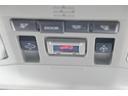 ボタンひとつで開閉可能開放感たっぷりのムーンルーフが装着されています、車内に明かりを取り入れたり景色を楽しむ以外にも、よどみがちな車内の空気も簡単に換気できて快適