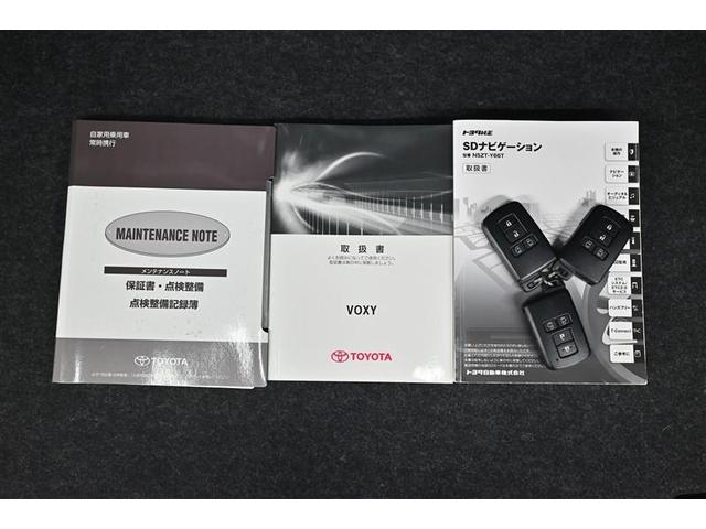 ヴォクシー ＺＳ　煌ＩＩ　スマートキー・プッシュスタート　バックガイドモニター　セキュリティアラーム　両側パワスラドア　ＥＴＣ車載器　地デジテレビ　記録簿付き　ＶＳＣ　ＬＥＤライト　助手席エアバック　キーレスエントリー　ＡＣ（17枚目）