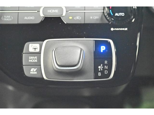 アクア Ｚ　クルコン　Ｂカメ　横滑り防止装置　盗難防止システム　記録簿　スマートキー　ナビ　ＡＣ１００Ｖ電源　ＡＷ　メモリーナビ　オートエアコン　キーレスエントリー　エアバッグ　ＡＢＳ　エマージェンシーブレーキ（7枚目）