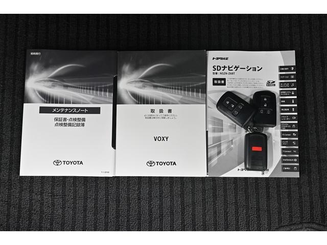 ヴォクシー ＺＳ　煌ＩＩＩ　プリクラッシュ　スマートキ　ＤＶＤ再生機能　記録簿付き　横滑り防止装置　ナビＴＶ　アルミ　三列シート　ＷＡＣ　盗難防止　オートエアコン　キーレス　ＥＴＣ装備　パワステ　メモリナビ　クルコン　ＡＢＳ（17枚目）