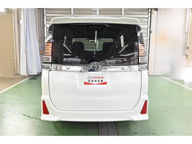 ヴォクシー ＺＳ　煌ＩＩ　ヘッドライトＬＥＤ　スマキー　ＤＶＤ再生可　リヤカメラ　ＥＴＣ車載器　地デジＴＶ　セキュリティアラーム　リアエアコン　ＶＳＣ　助手席エアバック　パワーウインドウ　オートエアコン　エアバック　パワステ（3枚目）