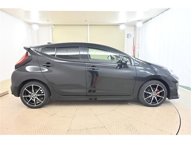 アクア ＧＲスポーツ　助手席エアバッグ　オートクルーズコントロール　アルミホイル　ＬＥＤライト　フルセグＴＶ　ＥＴＣ　横滑り防止機能　メモリーナビ　スマートキー　キーレス　エアバッグ　オートエアコン　ＡＢＳ　ナビ＆ＴＶ（4枚目）