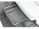 助手席シートアンダートレイ付き。シューズなどをしまっておけます。