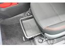 助手席シートアンダートレイ付き。シューズなどをしまっておけます。