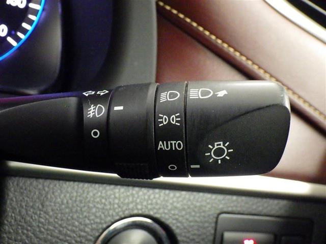 【オートライト】車外の明るさに応じて、自動的にライトの点灯・消灯をしてくれます。