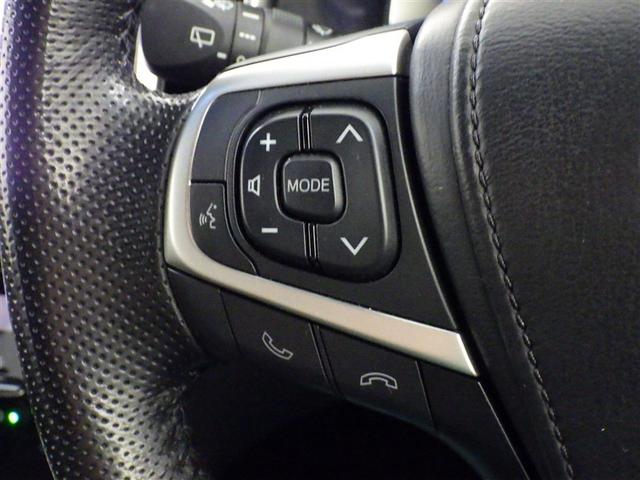 ステアリングから手を離さず、運転に集中したまま手元でオーディオ操作等が出来ます。（