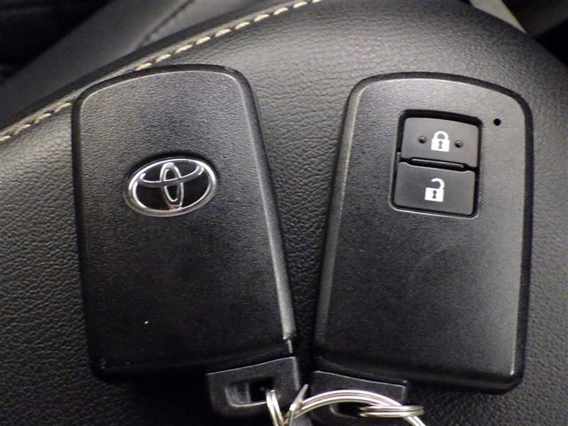 鍵がポケットの中でもドア開閉・エンジンスタートが可能な便利なスマートキーです！