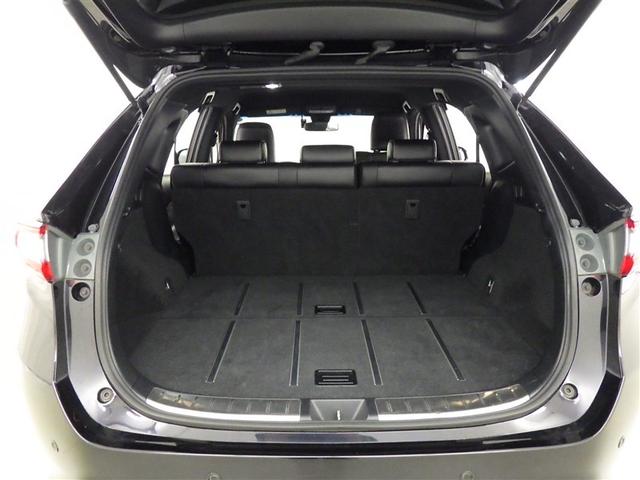 間口の広いラゲッジスペース。荷物の出し入れが楽にできて大変便利です。　リヤシートは６：４の分割になっていますので、乗車人数や荷物の量によってアレンジできます。