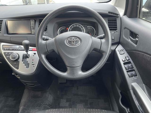 アイシス プラタナ　ＥＴＣ　バックカメラ　ナビ　両側スライド・片側電動　スマートキー　電動格納ミラー　３列シート　ウォークスルー　ＣＶＴ　アルミホイール　ミュージックプレイヤー接続可　盗難防止システム　衝突安全ボディ（4枚目）