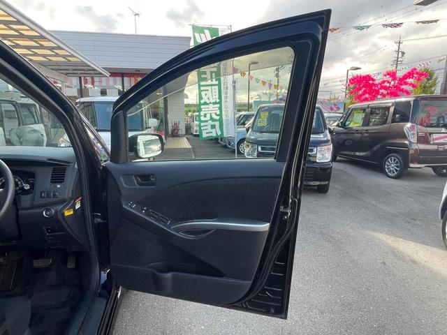 アイシス プラタナ　ＥＴＣ　バックカメラ　ナビ　両側スライド・片側電動　スマートキー　電動格納ミラー　３列シート　ウォークスルー　ＣＶＴ　アルミホイール　ミュージックプレイヤー接続可　盗難防止システム　衝突安全ボディ（29枚目）