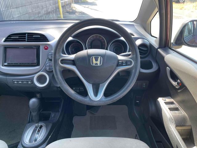フィット X ETC オートクルーズコントロール スマートキー 電動格納ミラー シートヒーター CVT 盗難防止システム 衝突安全ボディ ABS CD エアコン パワーステアリング パワーウィンドウ(4枚目)