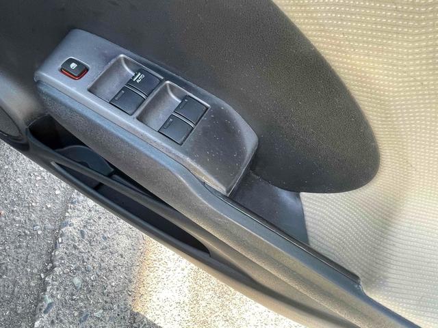 フィット X ETC オートクルーズコントロール スマートキー 電動格納ミラー シートヒーター CVT 盗難防止システム 衝突安全ボディ ABS CD エアコン パワーステアリング パワーウィンドウ(11枚目)