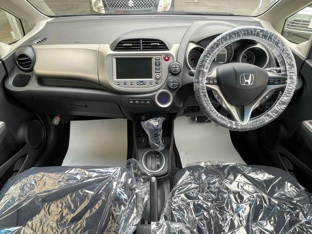 フィットハイブリッド ナビプレミアムセレクション　ハイブリッド　ＥＴＣ　バックカメラ　ナビ　ＴＶ　オートクルーズコントロール　オートライト　ＨＩＤ　スマートキー　アイドリングストップ　電動格納ミラー　シートヒーター　ＣＶＴ　盗難防止システム（3枚目）